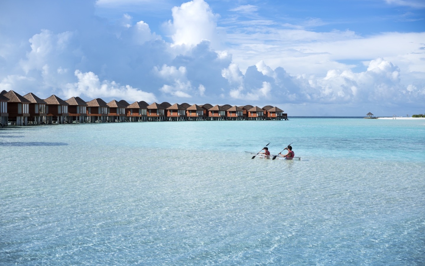 Anantara_Dhigu_Maldives_Resort_Recreation_Facility_Couple_on_Kayak