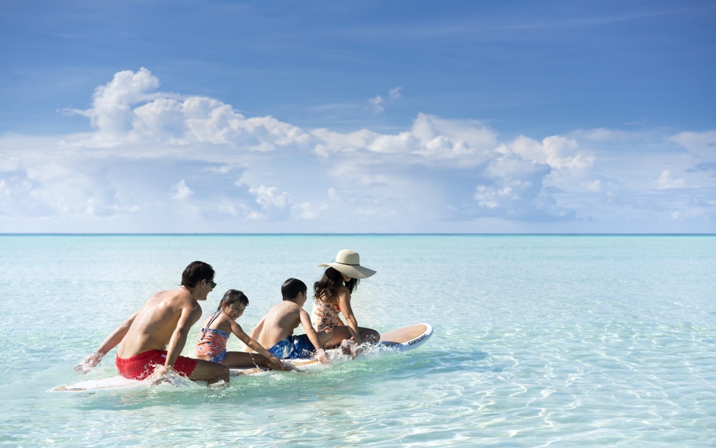 Anantara_Dhigu_Maldives_Resort_Recreation_Facility_Family_on_Paddle_Board